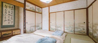 You can enjoy the local hot spring town. Nearest hot spring: 4 minutes | 13 minutes by car from the airport | "Hidamari" private rental house—accommodates up to 8 guests
