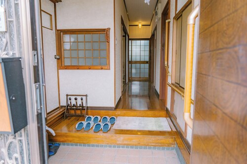 You can enjoy the local hot spring town. Nearest hot spring: 4 minutes | 13 minutes by car from the airport | "Hidamari" private rental house—accommodates up to 8 guests