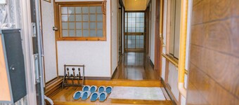 You can enjoy the local hot spring town. Nearest hot spring: 4 minutes | 13 minutes by car from the airport | "Hidamari" private rental house—accommodates up to 8 guests