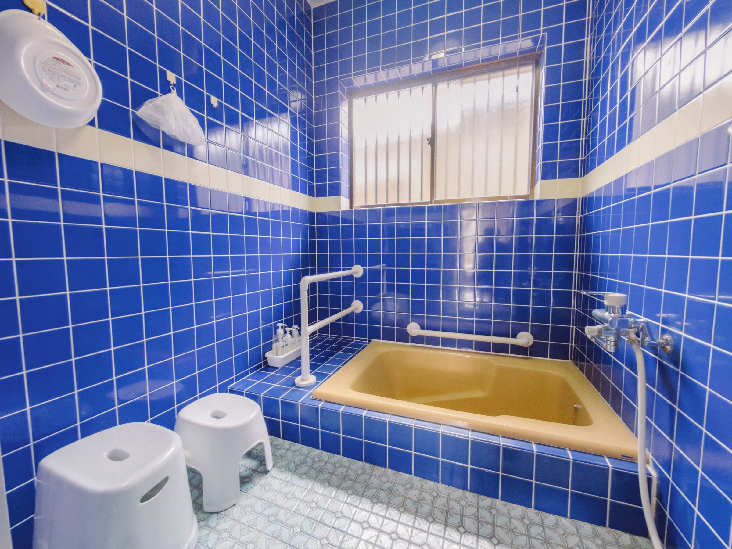 Ducha, secador de pelo, bidet, toallas