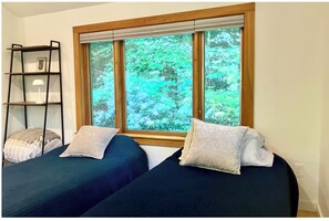 Internet, bed sheets - Private Modern Forest Retreat Studio (Leverett)