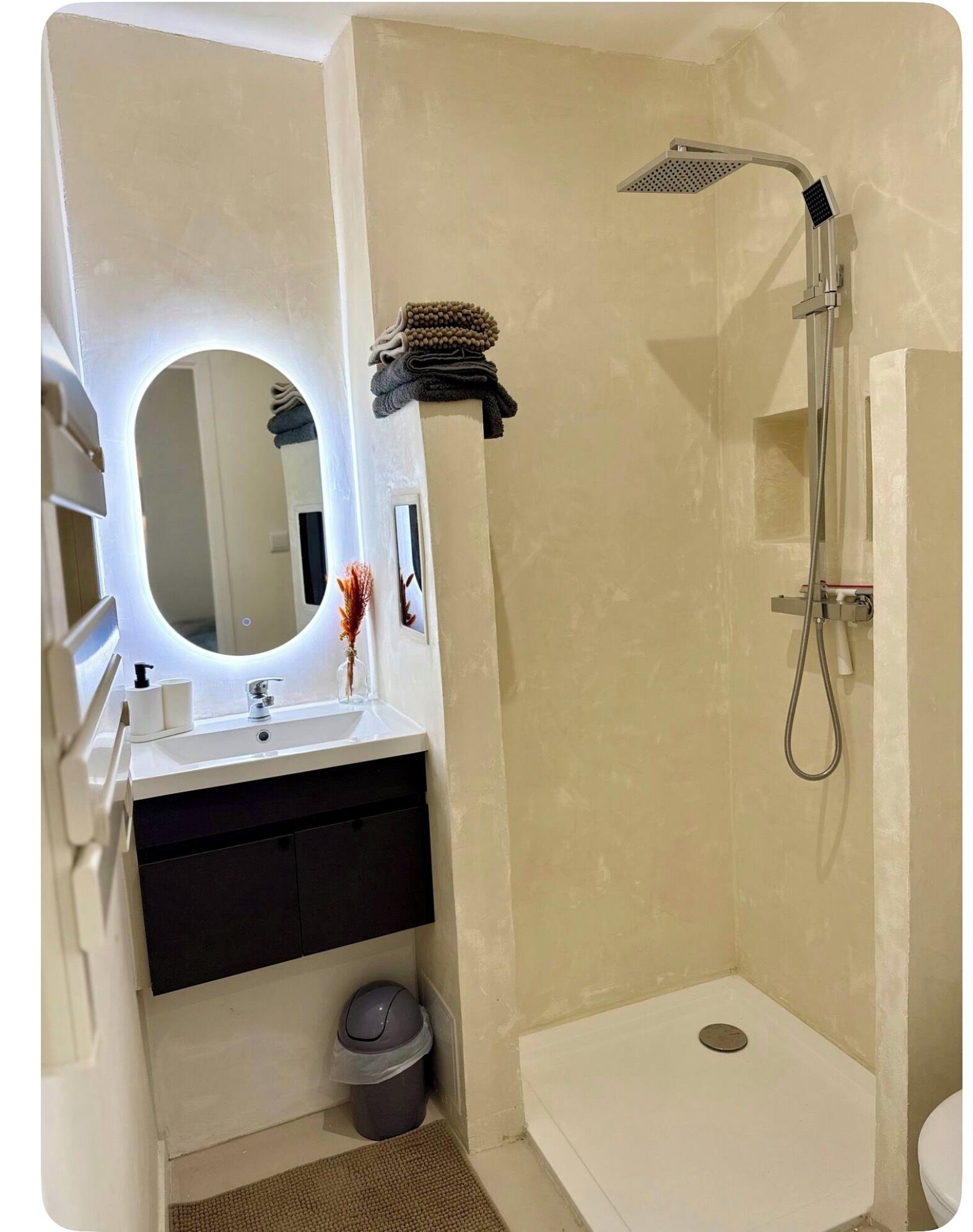 Secadora de cabello, toallas, jabón, papel de baño 