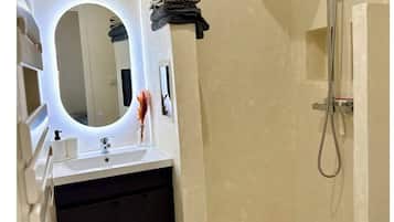 Secadora de cabello, toallas, jabón, papel de baño