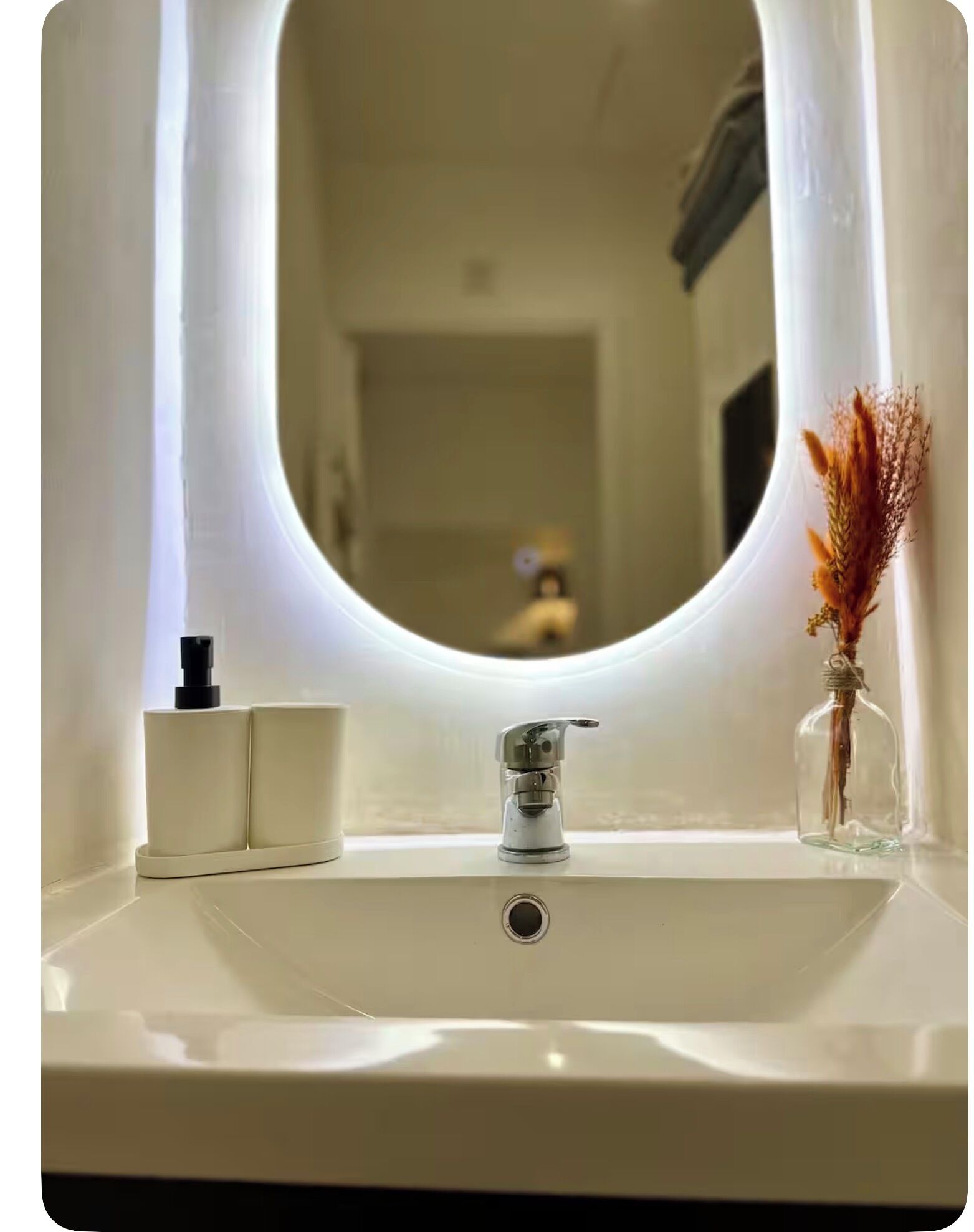 Sèche-cheveux, serviettes fournies, savon, papier toilette