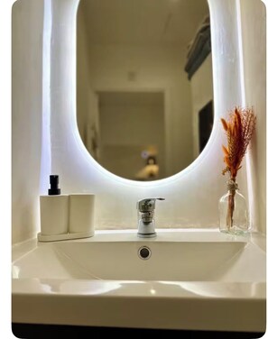 Een haardroger, handdoeken, zeep, toiletpapier