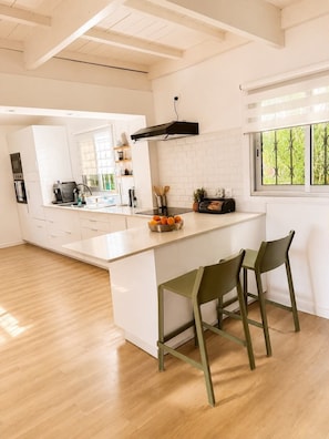 Private kitchen - Villa de Flore, sea view with private pool, 15 minutes from the beaches🌴and renovated (La Possession)
