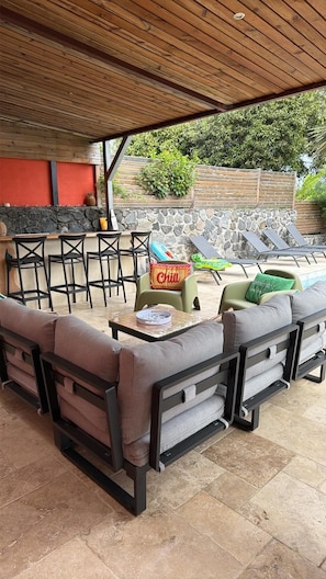 Outdoor dining - Villa de Flore, sea view with private pool, 15 minutes from the beaches🌴and renovated (La Possession)