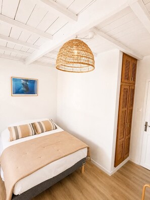 Tabla de planchar con plancha, wifi y ropa de cama