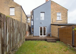 Garden - Spacious 4BR Home Near Elizabeth Line  (London)