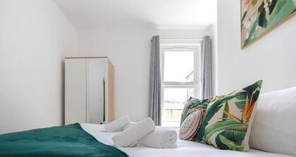 Spacious 4BR Home Near Elizabeth Line