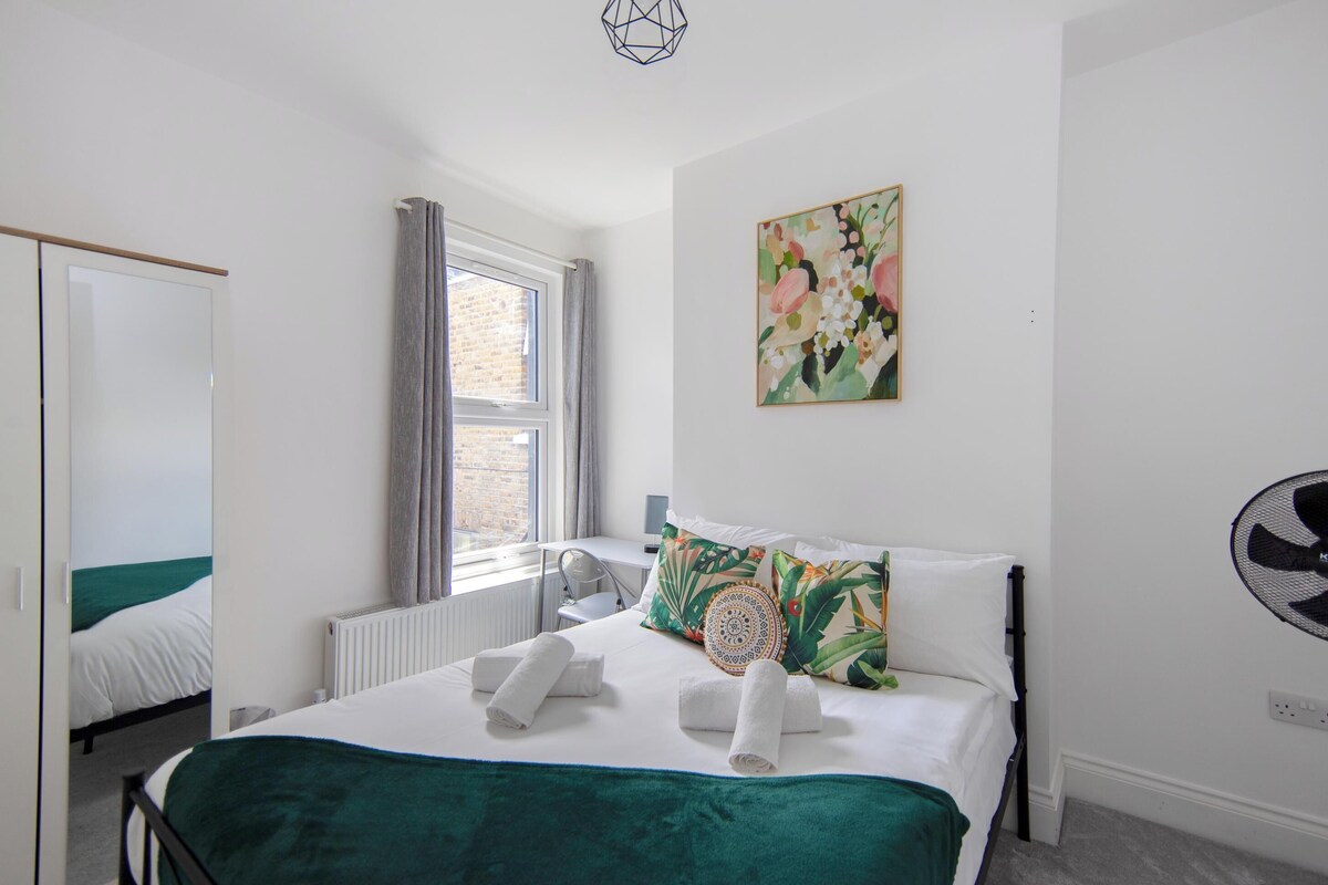 Comfort House, 4 Bedrooms, Bathtub, Garden Area | Iron/ironing board, WiFi (free)