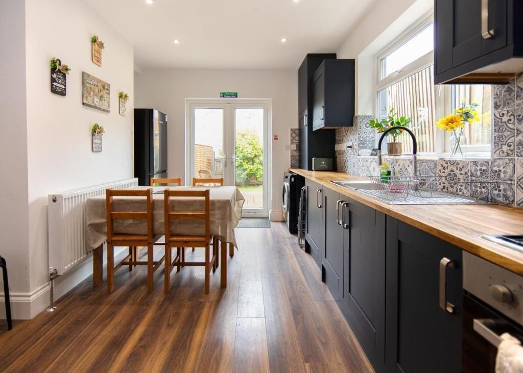 Comfort House, 4 Bedrooms, Bathtub, Garden Area | Private kitchen