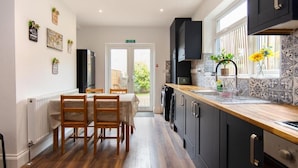Hus – comfort, 4 soverom, badekar, hageområde | Eget kjøkken