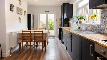 Comfort House, 4 Bedrooms, Bathtub, Garden Area | Private kitchen