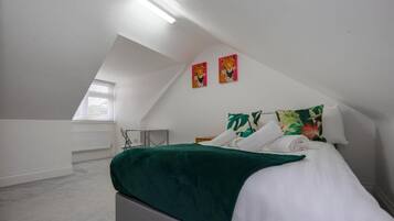 Comfort House, 4 Bedrooms, Bathtub, Garden Area | Iron/ironing board, WiFi (free)