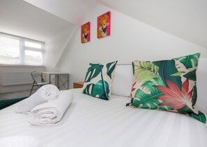 Comfort House, 4 Bedrooms, Bathtub, Garden Area | Iron/ironing board, WiFi (free) - Spacious 4BR Home Near Elizabeth Line  (London)