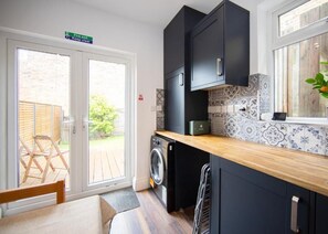Interior - Spacious 4BR Home Near Elizabeth Line (London)
