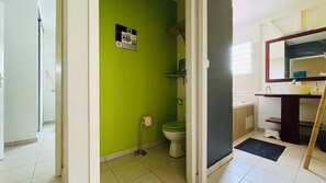 Shower, towels - Quiet 3-bedroom villa with private pool, small residential complex (Petit-Bourg)