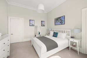 5 chambres, bureau, fer et planche à repasser, lit de bébé portatif