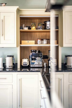 Cafetière-théière, réfrigérateur, four à micro-ondes, un four
