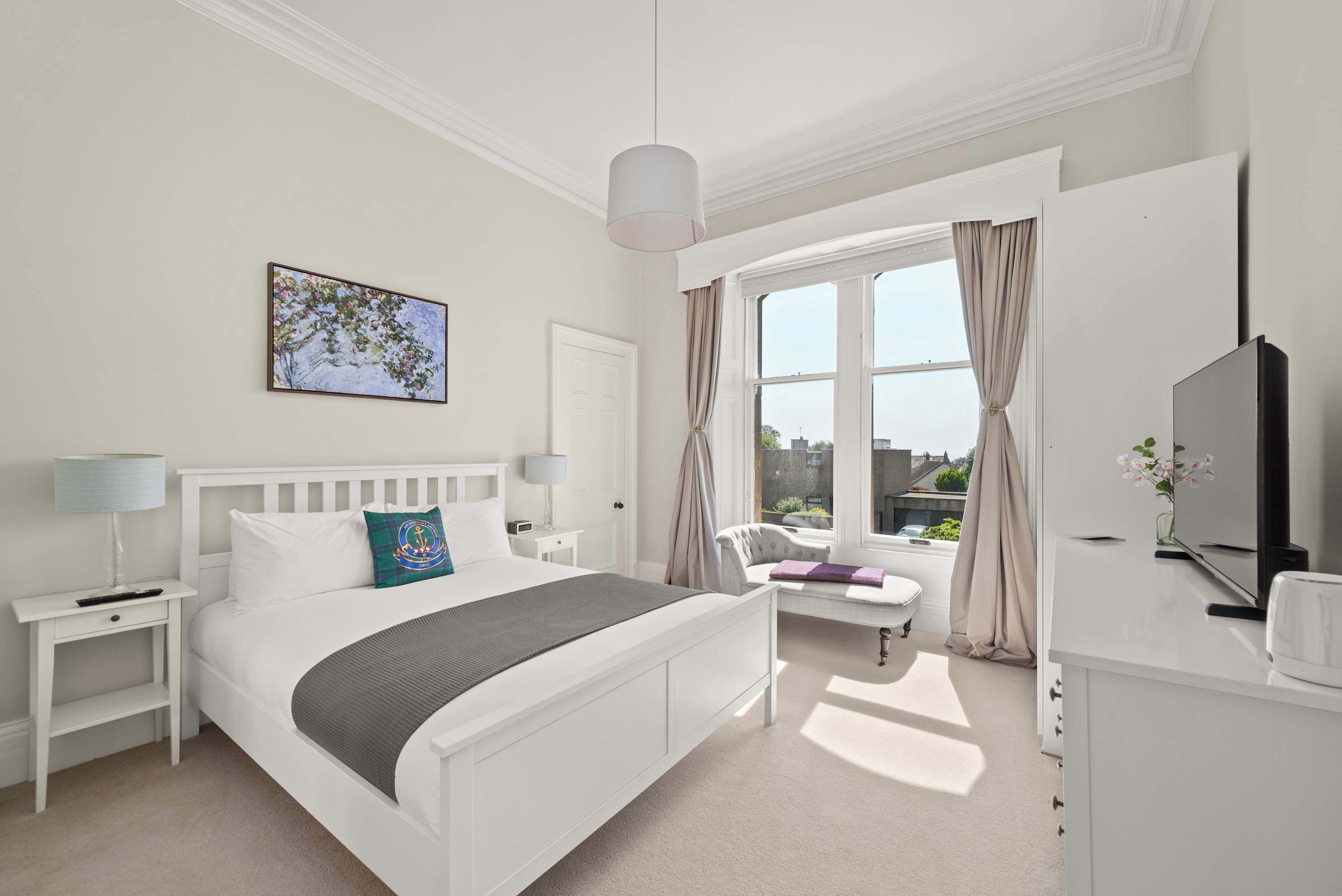 5 bedrooms, desk, iron/ironing board, travel cot