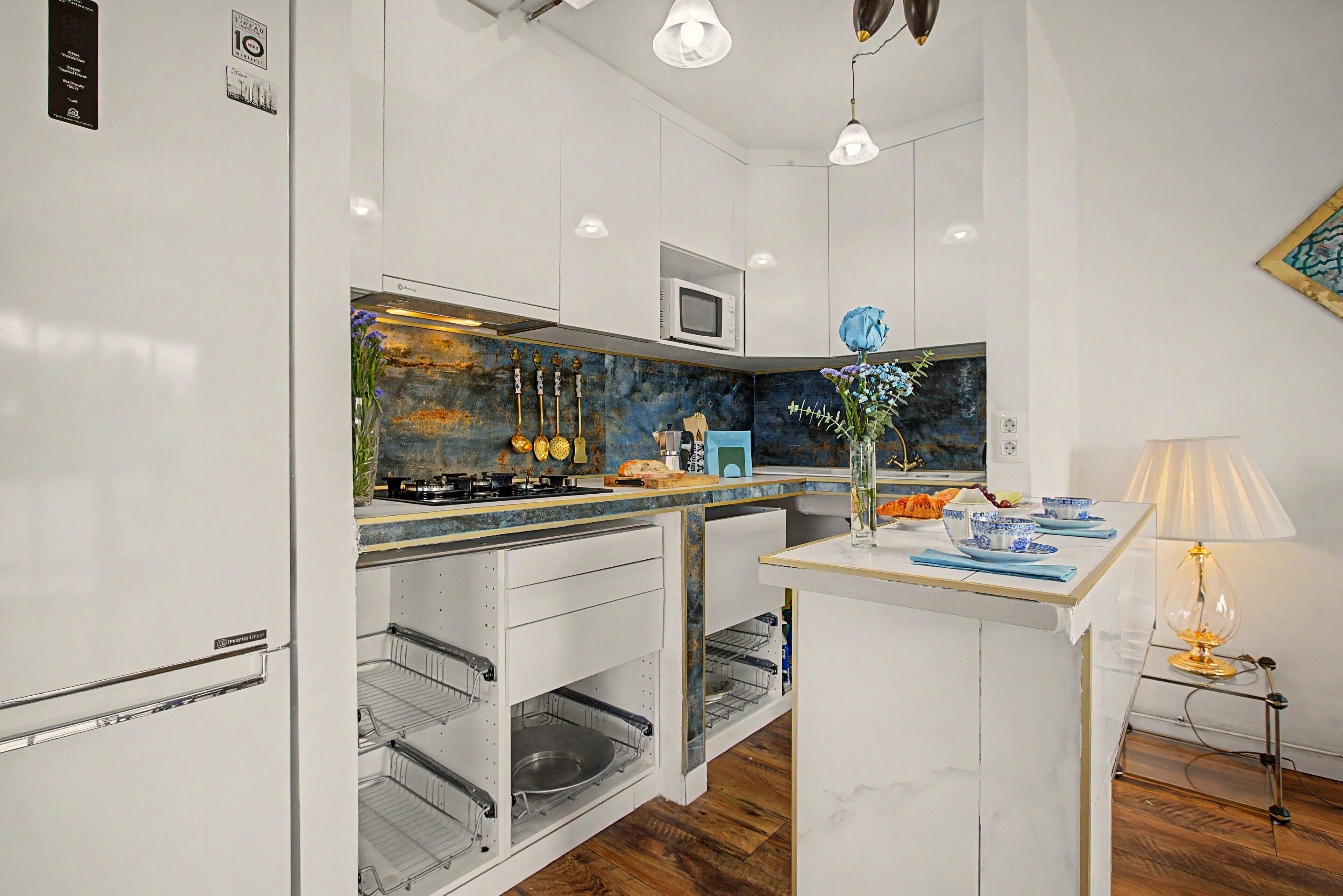 Coffee/tea maker, fridge, microwave, stovetop