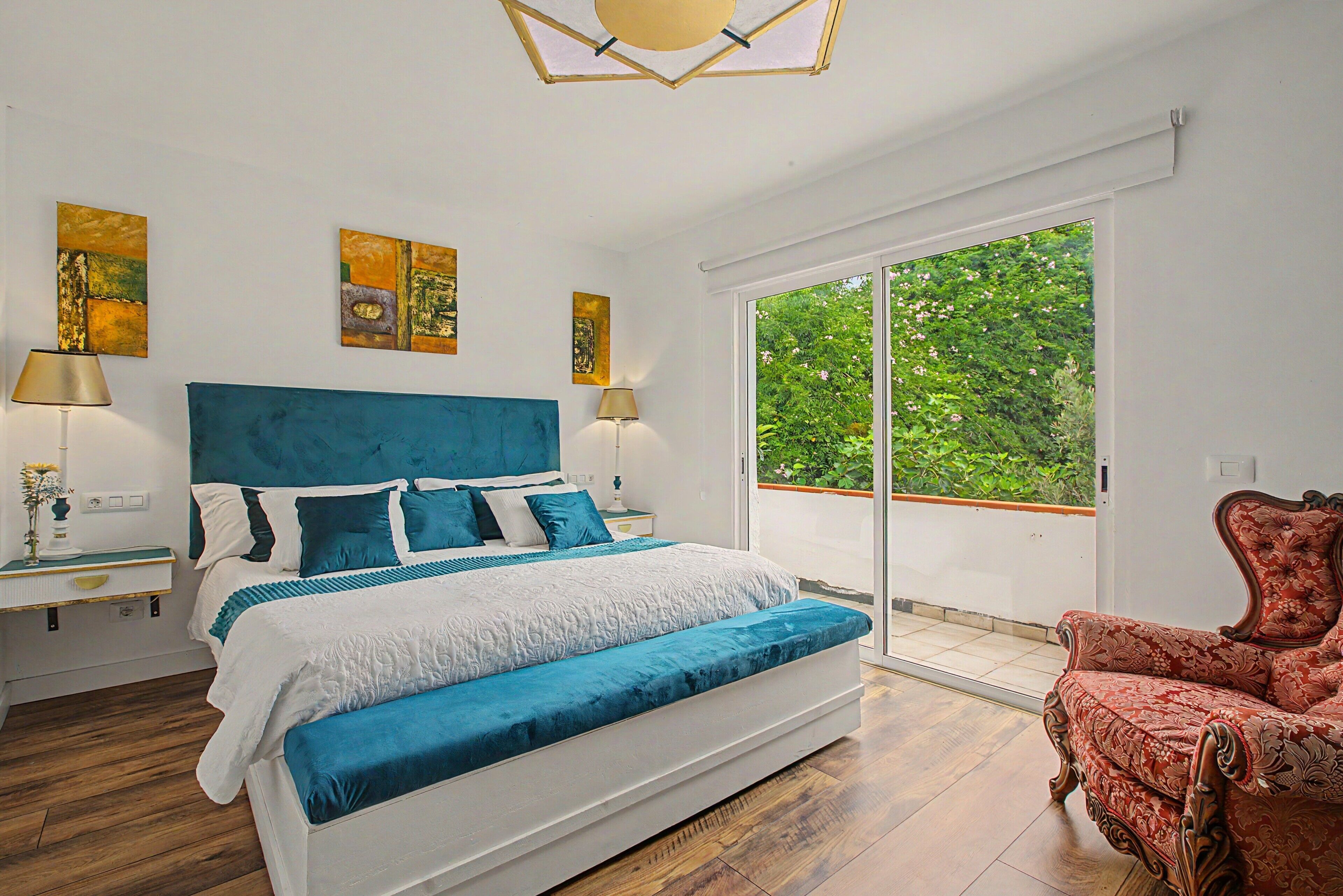 Iron/ironing board, WiFi, bed sheets