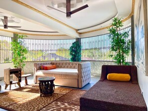 A spacious balcony with a sofa, a small table, and a decorative rug. - Spacious 6-bedroom villa in Diani with a swimming pool and access to the beach (Kwale County)