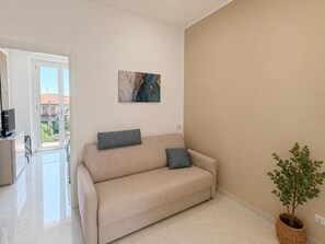 Departamento familiar, balcón, vista a la ciudad | Área de sala de estar