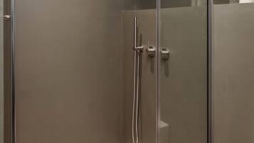 Departamento Deluxe | Baño | Regadera, regadera tipo lluvia, amenidades de baño ecológicas