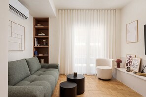 Departamento Deluxe | Área de sala de estar | Smart TV de 55 pulgadas con canales vía satélite 