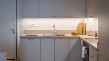 Departamento Deluxe | Cocina privada | Cafetera de espresso, refrigerador con congelador, microondas y horno