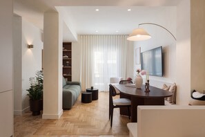 Departamento Deluxe | Área de sala de estar | Smart TV de 55 pulgadas con canales vía satélite 