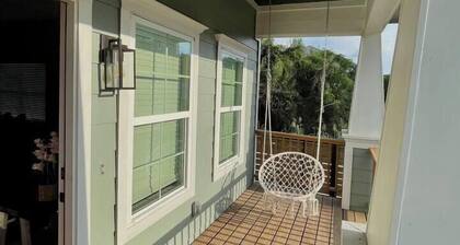 Designer Home Near Downtown w/Patio+Board games