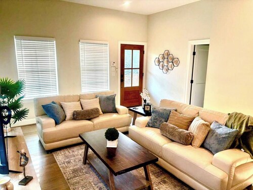 Designer Home Near Downtown w/Patio+Board games
