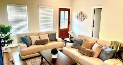 Designer Home Near Downtown w/Patio+Board games