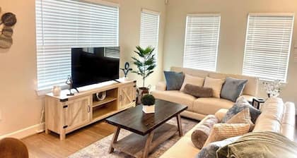 Designer Home Near Downtown w/Patio+Board games