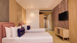 Una habitación de hotel moderna con una cama grande, un televisor y un diseño de pared de madera.