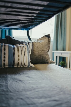Escritorio, tabla de planchar con plancha, wifi y ropa de cama 