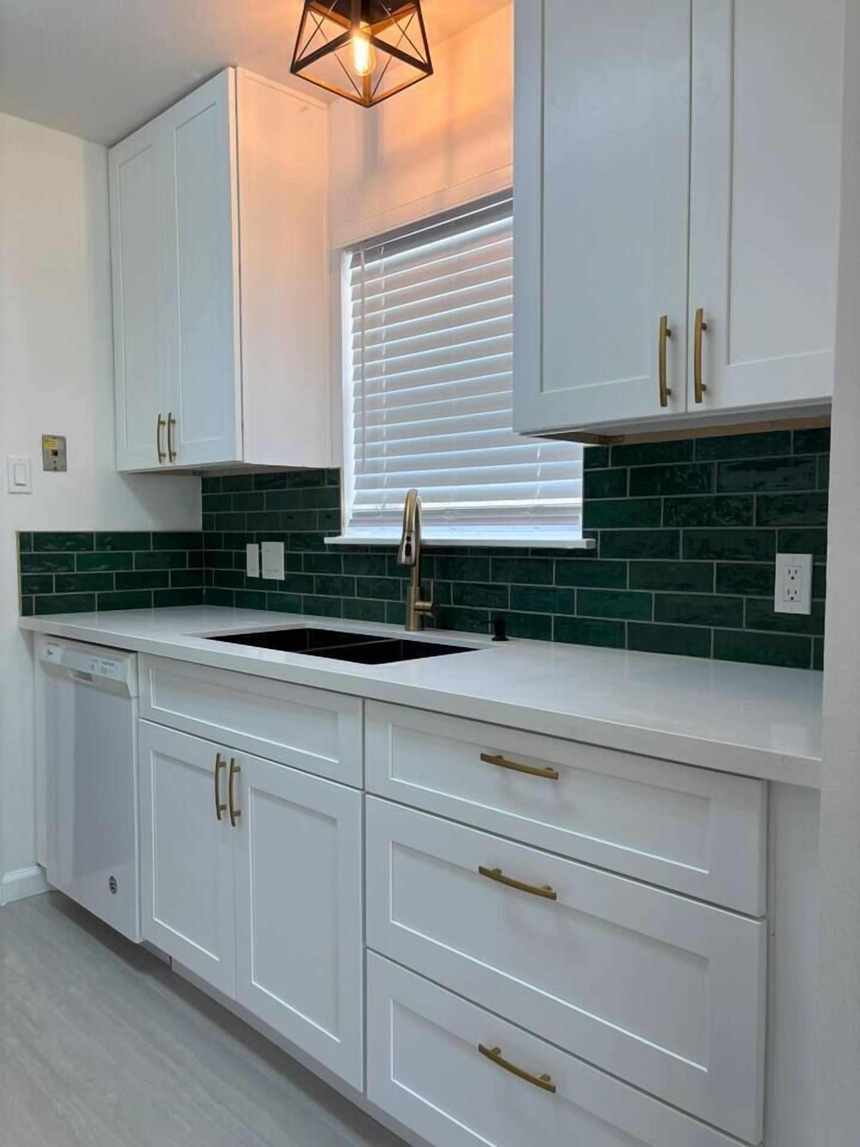 Coffee/tea maker, fridge, microwave, stovetop