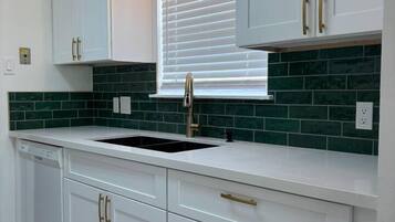 Coffee/tea maker, fridge, microwave, stovetop