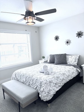 3 bedrooms, desk, WiFi, bed sheets