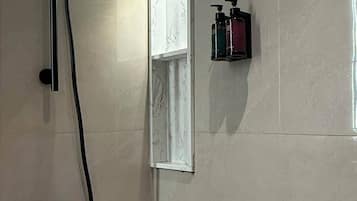 Sèche-cheveux, bidet, serviettes fournies, savon