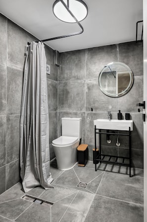 Dusche, Haartrockner, Handtücher, Seife