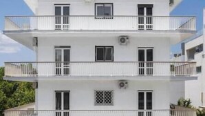 Un edificio a più piani con balconi, finestre e cielo sereno.