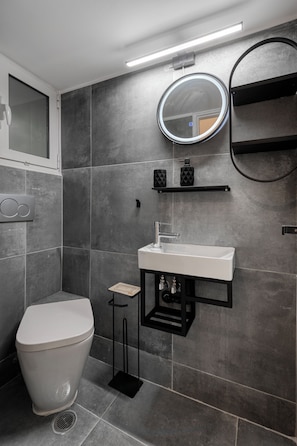 Shower, hair dryer, towels, soap - Spacious 3-Bedroom Apartment with Balcony | Walk to Glyfada Center & Beach (Glyfada)