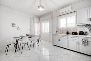 Dining - Spacious 3-Bedroom Apartment with Balcony | Walk to Glyfada Center & Beach (Glyfada)
