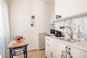 Private kitchen - Cozy Standard Studio with Kitchenette, Close to Glyfada Center & Beach (Glyfada)