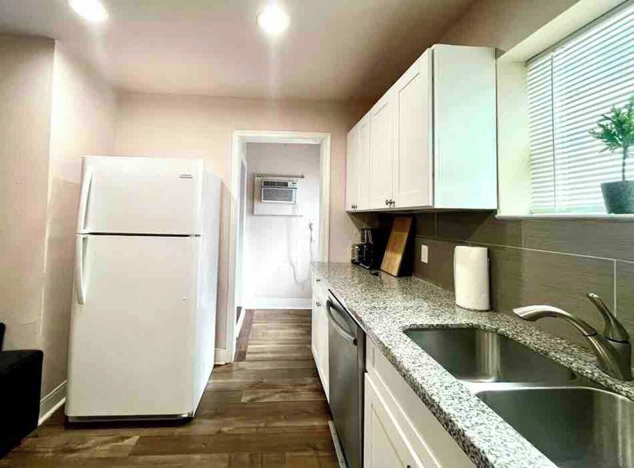 Coffee/tea maker, fridge, microwave, stovetop