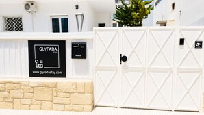 En grind med en skylt som visar texten ”GLYFADA STAY” och en webbadress.